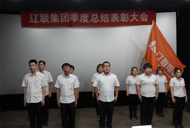 “充斥青春的高慢，为妄想奋力前杏妆